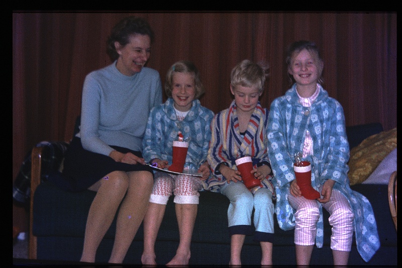 15.Delft dec 1971 Mama,Brigitte,Marion,Peter.JPG